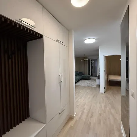 5-min Walk To Airport Brand New & Modern