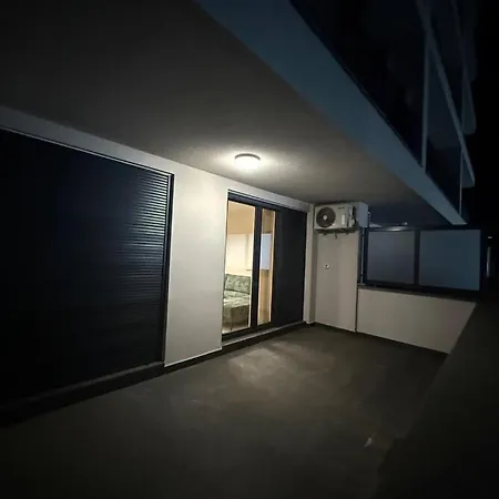 5-min Walk To Airport Brand New & Modern דירה
