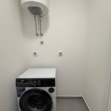 5-min Walk To Airport Brand New & Modern