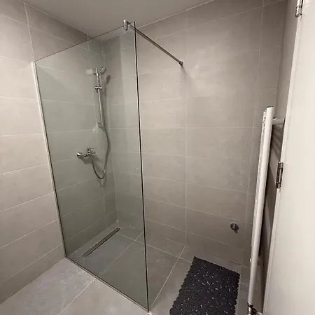 5-min Walk To Airport Brand New & Modern דירה סראייבו