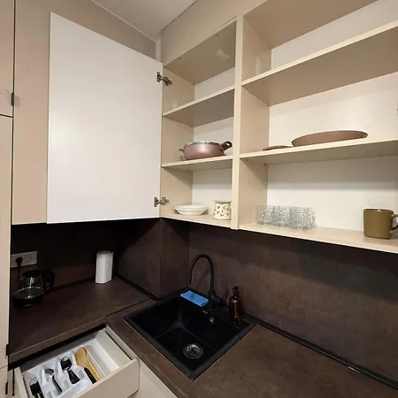 5-min Walk To Airport Brand New & Modern דירה *