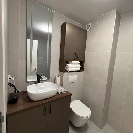 5-min Walk To Airport Brand New & Modern *